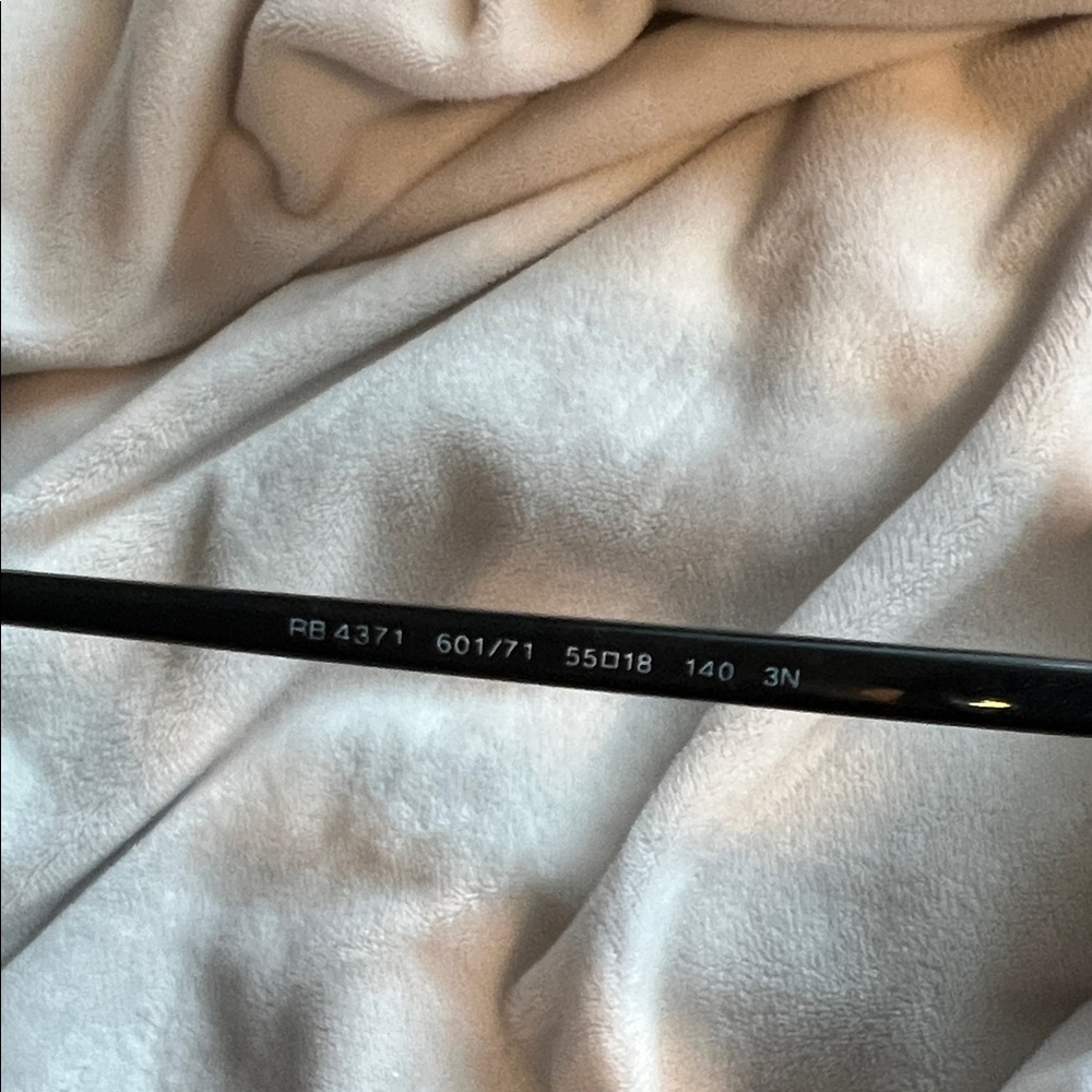 Ray-Ban Black Frame Green Lens Round Sunglasses - Picture 4 of 4